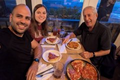 Onkel Hormoz mit "deep dish pizza"