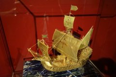 Modell aus Gold (es gab auch Silber, Bernstein, Glas, Elfenbein, Knochen, Legosteine . . .)