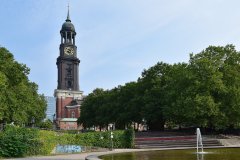 Der Hamburger Michl mit Deutschlands größter Kirchturmuhr