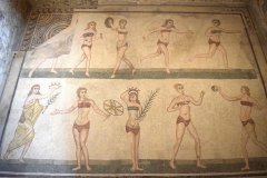 Bikinimädchen in der Villa Romana