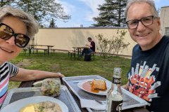 Mittagessen bei Vitmins am Schulgelände