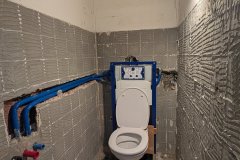 Links neue Wasser- und Abflussrohre